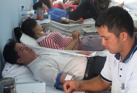 ĐVTN tham gia tình nguyện hiến máu